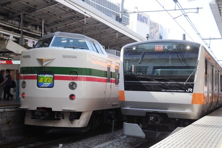 14:44 @ 新宿 (左) 9085M 特急「あずさ85号」 189系トタM52編成 (右) 1450T E233系トタT31編成