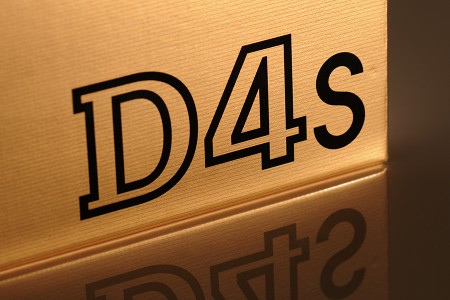 箱に印刷されたD4Sのロゴ