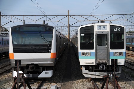 (左) E233系トタT38編成 (右) 211系ナノN611編成