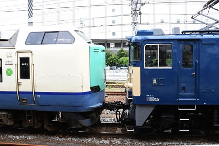 EF64-1031と485系ニイR22編成の連結面