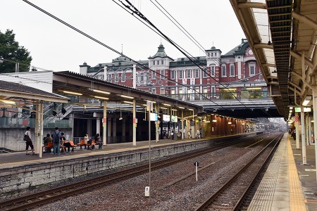 ホームから見える深谷駅駅舎