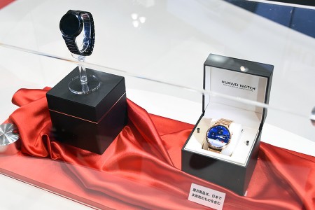 「Huawei Watch」外装の箱
