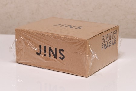 通販で届いたJINSの箱